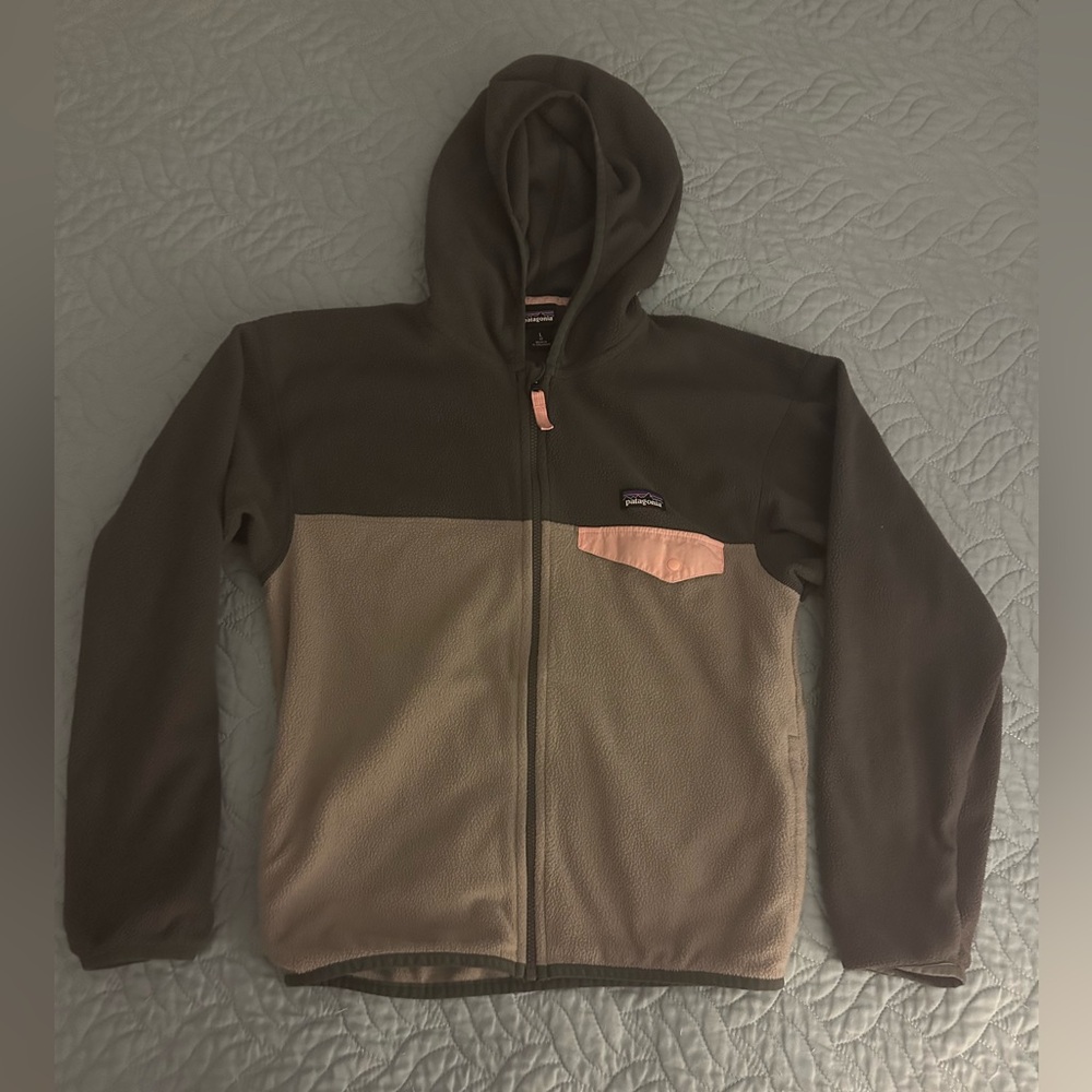 Patagonia full zip hooded sweater. Size kids L(12).